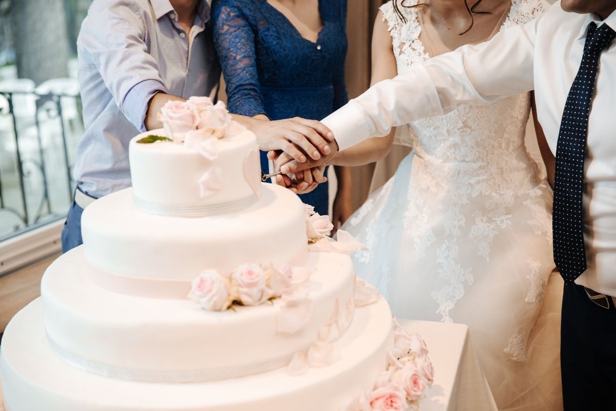 Cake Cutting Guide for the Wedding Cake