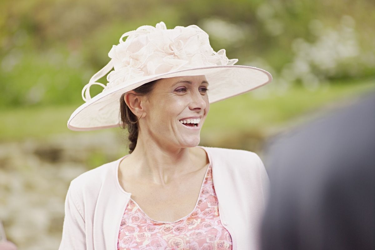 Can you wear a hat to a wedding?