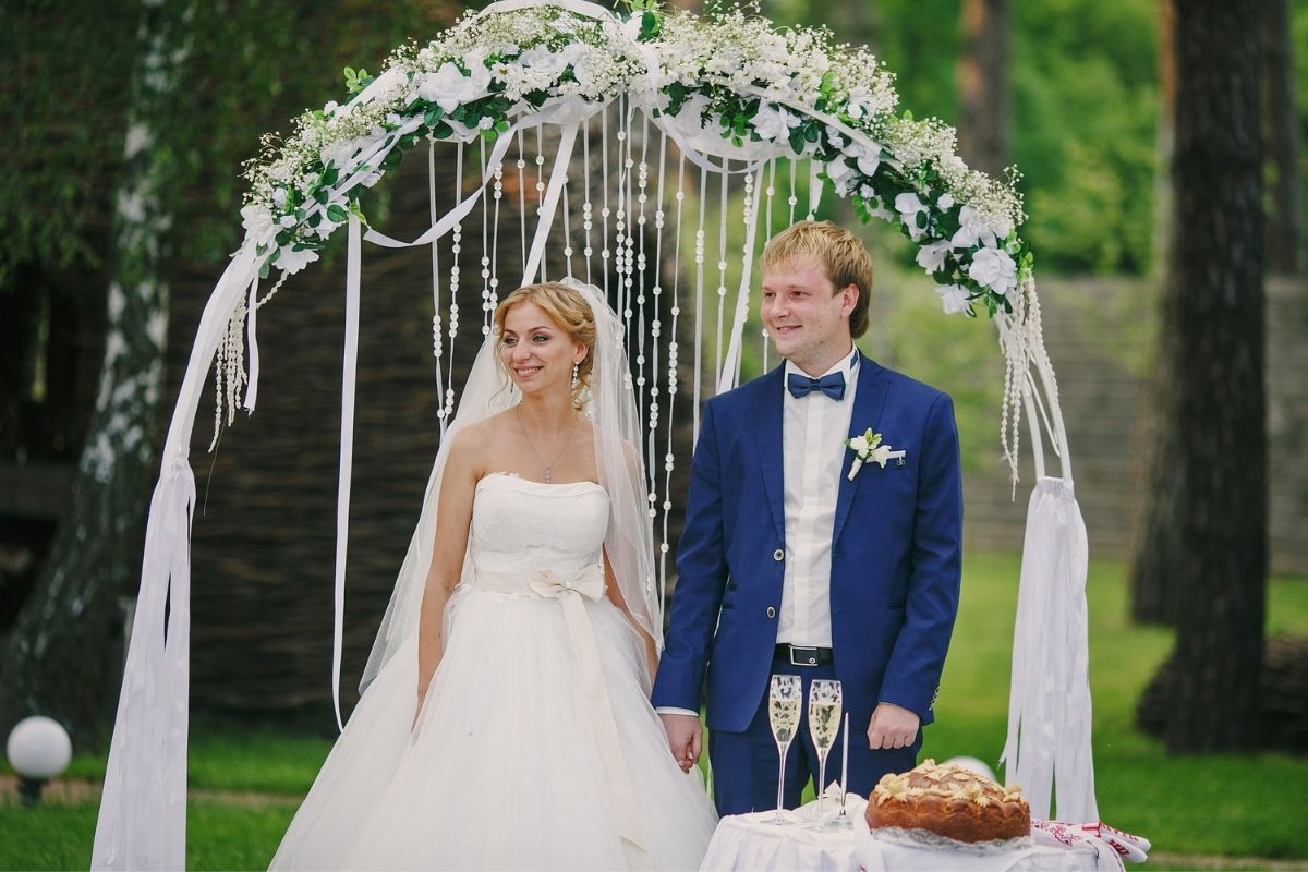 How to attach flowers to wedding arch?
