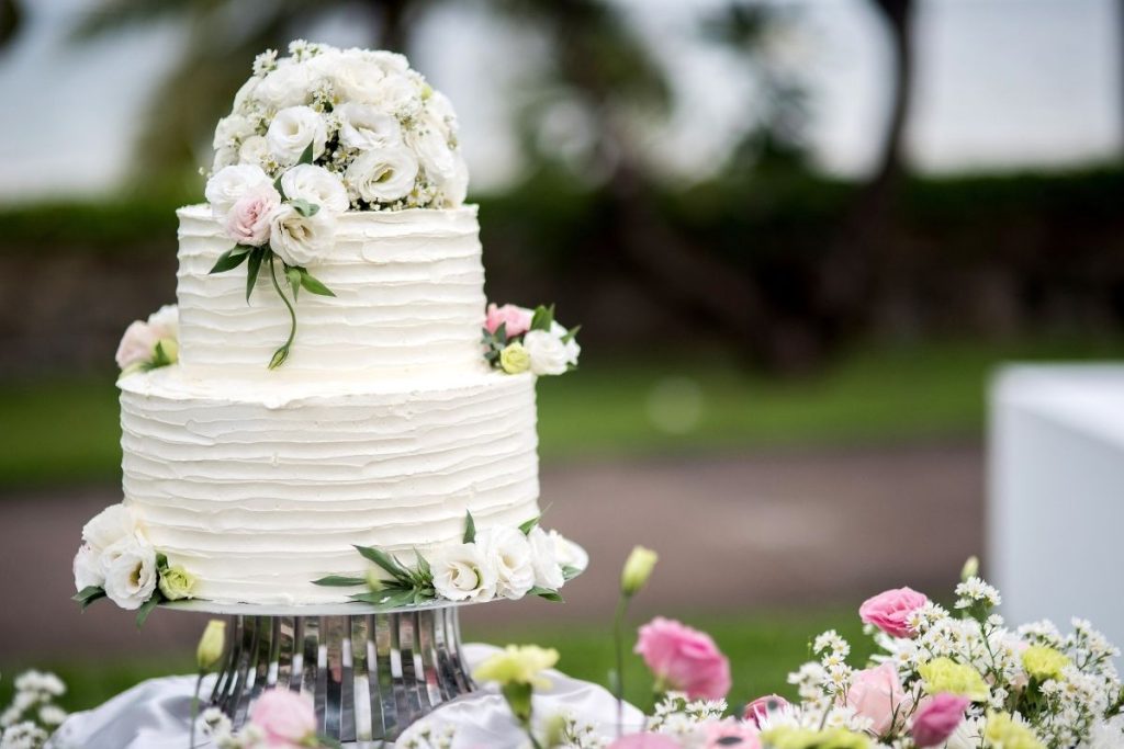 How to transport a wedding cake