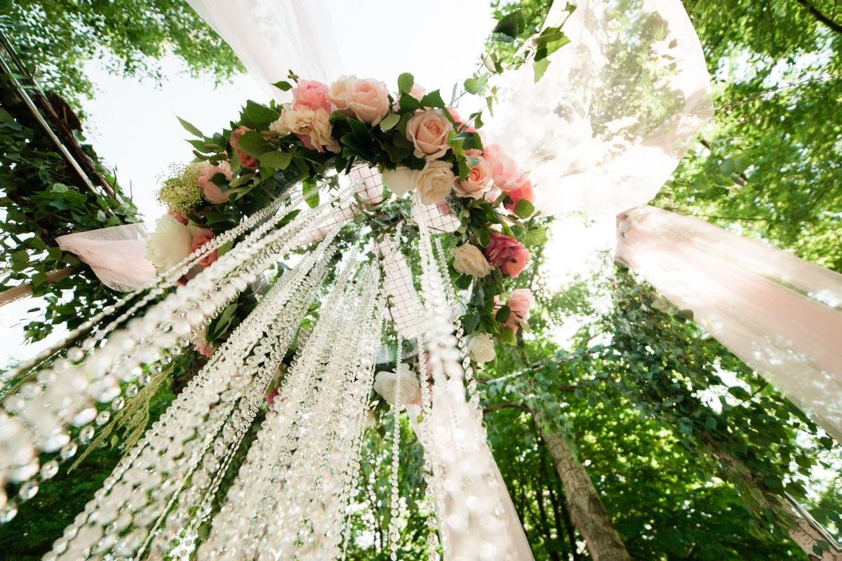 Sage Green Weddings – Decor, Dresses, Flowers & Color Palette