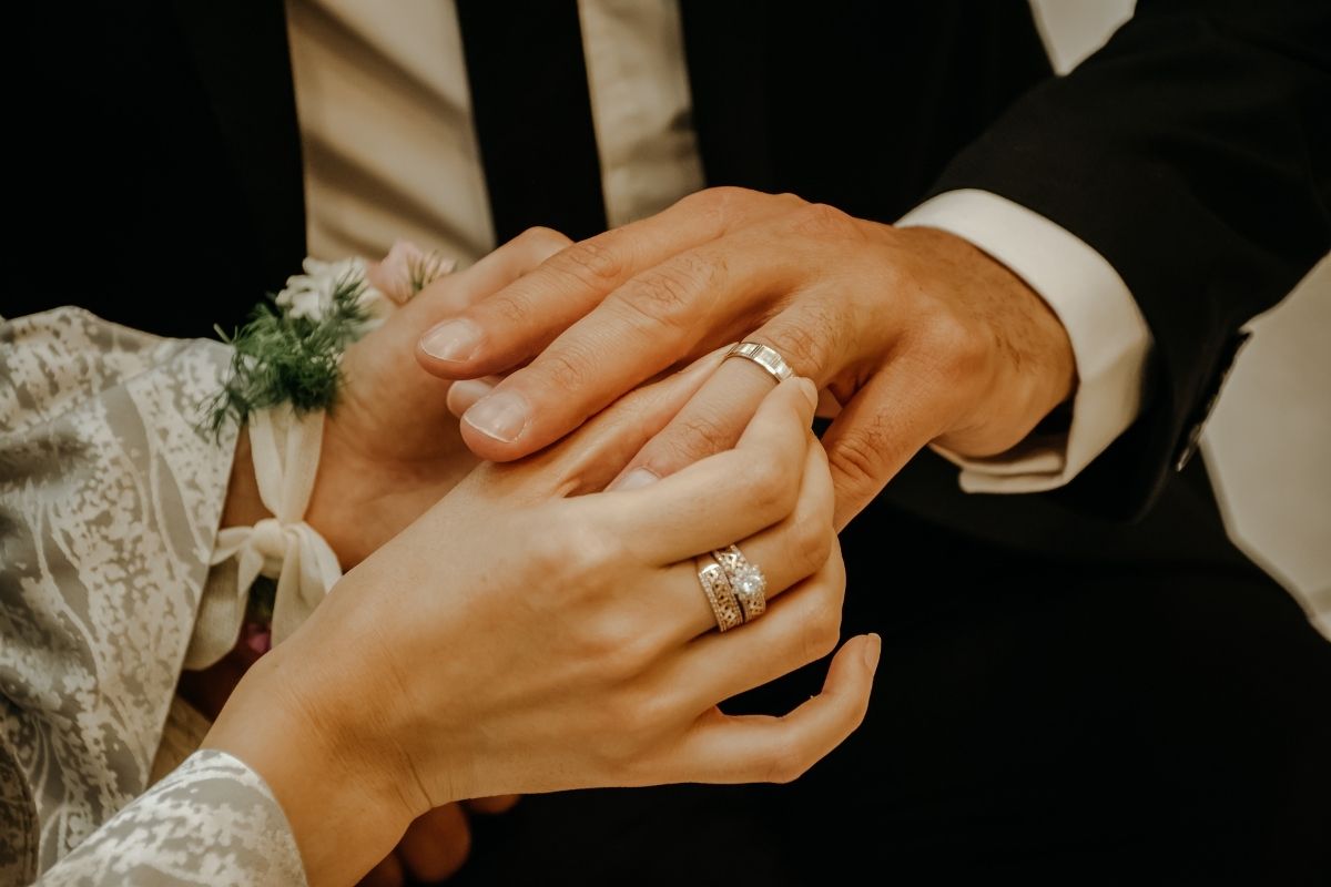 What Is The Proper Way To Wear Wedding Rings?