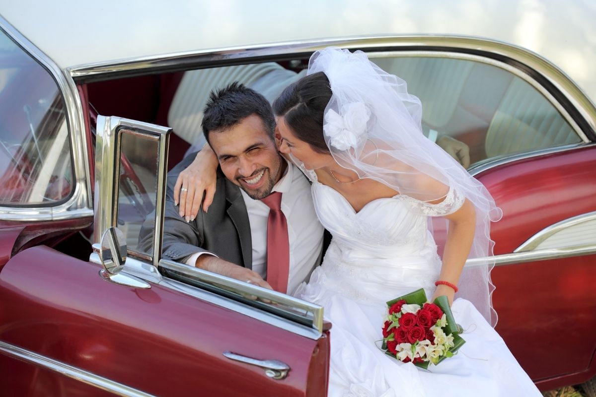 Who pays for the wedding dress in egypt?
